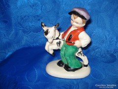 Német porcelán figura: Fiúcska a kecskegidával