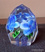 Metszett  üveg papírnehezék kék virágokkal