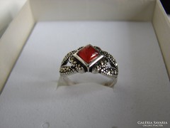 925  gyűrű  Piros achát kővel és markazittal 