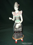 Hollóházi hímző asszony népviseletben porcelán figura