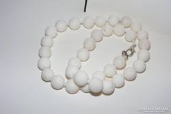 Korall gyöngysor, klasszikus, fehér, gyönyörű. 1,2 cm