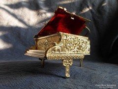 Zongora alakú ékszertartó, igazi retro:)   15 x 8,5 x 7,5 cm