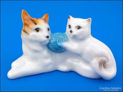 Cica pár gombolyaggal porcelán szobor 