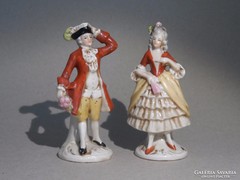 Barokk ruhás figurák