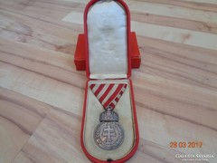 Bátorsági magyar koronás ezüstérem szalagon eredeti doboz