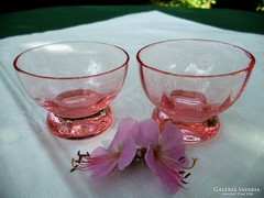 Két pici, rózsaszín, likőrös pohár