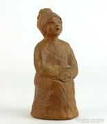 0L818 Régi kerámia ülő nő figura 18 cm