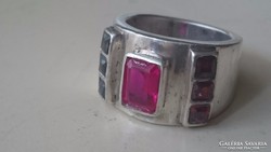 Ezüst gyűrű vaskos masszív, rubinkővel díszítve 