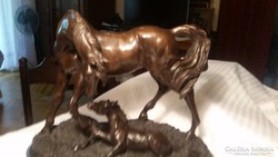 Nagyméretű bronz  ló szobor csikóval