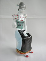 Hollóházi porcelán népviseletes hímző asszony