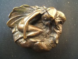 Kövön alvó szitakötő lány akt bronzszobor