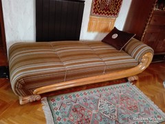 Kényelmes sofa az 1930-as évekből