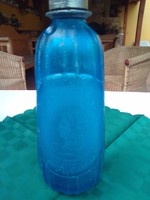 Kék színű szódásüveg