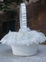 Flower basket with lace lining for little girls, new, perfect condition