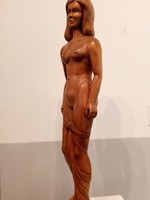 Faragott női akt szobor