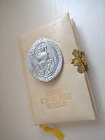 Régi arany szélű lapokkal szép aranyozott csatos német nyelvű imakönyv kitűzővel 