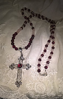 "Imádság" kézműves nyaklánc ezüst kereszt medállal, almandinnal és rózsakvarccal, ezüst szerelékkel 