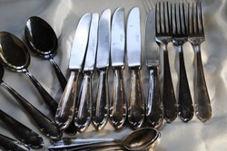 Ezüstözött evőeszközök, azonos hiányos készletből: 6 kés, 3 villa és 5 kanál, 6 kiskanál