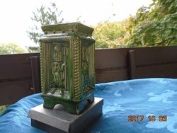 Dombor királyokkal jogarral ,országalmával-KARCAGI zöld négyszögletes majolika lámpatest(?)-17,5 cm