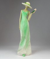 0O261 Zöld ruhás kalapos nő műgyanta szobor 25 cm