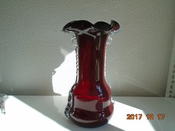 Látványos Kézműves Bordó bíbor fodros szájú,rátétes díszítéssel fújt szakított váza 25 cm