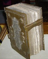 Csatos fémkötésű szlovák nyelvű egyházi könyv.