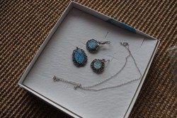 Izraeli ezüst nyaklánc, medál és fülbevaló (kék csillogó kővel)
