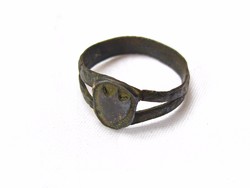 Középkori címerpajzsos gyűrű.