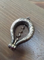 Antik ezüst cizellált, vésett díszítésű dugóhúzó medál