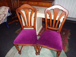 Lila székek párban
