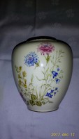 Mezeivirágos, kézzel festett krémszínű porcelán váza  13,5 cm magas