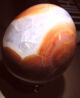 Természetes karneol-kvarc tojás rzsafa talapzaton