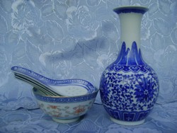 Antik kínai porcelán váza kézzel festett egy kínai porcelán levesestál, 6 kínai porcelán kanállal