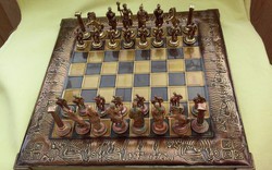 Mitológiai alakokat formázó  sakk készlet