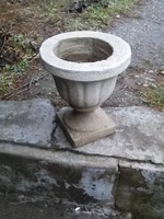 Kertbe való régi beton váza