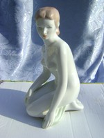 Nagyméretű porcelán ritka női akt figura.23 cm vitrin állapot.