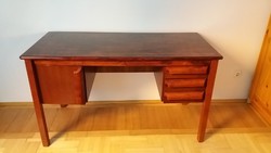 Nagyméretű, fa íróasztal