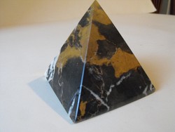 Jáspis piramis
