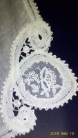 Batiszt díszkendő, zsebkendő, kendő sarkában tüll csipke betéttel, 21 x 21 cm