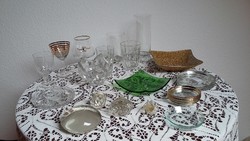 Sok régi üveg tárgy: pohár, gyertyatartó, dugó, tál