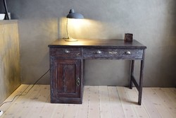 Ipari, régi irodai stílusú íróasztal patinás viaszolással újrakezelve, felújítva.