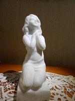Antik, térdeplő  nőalakot ábrázoló márvány szobor Fritz Richter-Elsner 