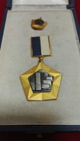  Vincze Dénes (1914-1972) 1970. Az Építőipar Kiváló Dolgozója zománcozott kitüntetés miniatűrrel 