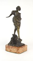 0Q259 Nő a patak felett Parenta bronz szobor 40 cm