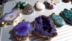 Egyedi achát drúzák geodák és polírozott medálok