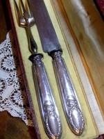 Antik, 19. század végégről barokk stílusú, ezüstnyelű, francia tálaló villa és kés eredeti dobozban