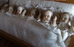 Régi biszkvit porcelán bébi baba hatosikrek rácsos ágyban-nagyon ritka darabok!