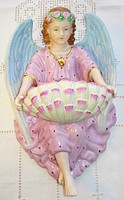 Meisseni, kézzel festett, fali szenteltvíztartó angyal 