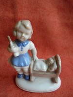 Német porcelán kislány figura bölcsővel
