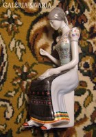 Himző nő – hollóházi porcelán